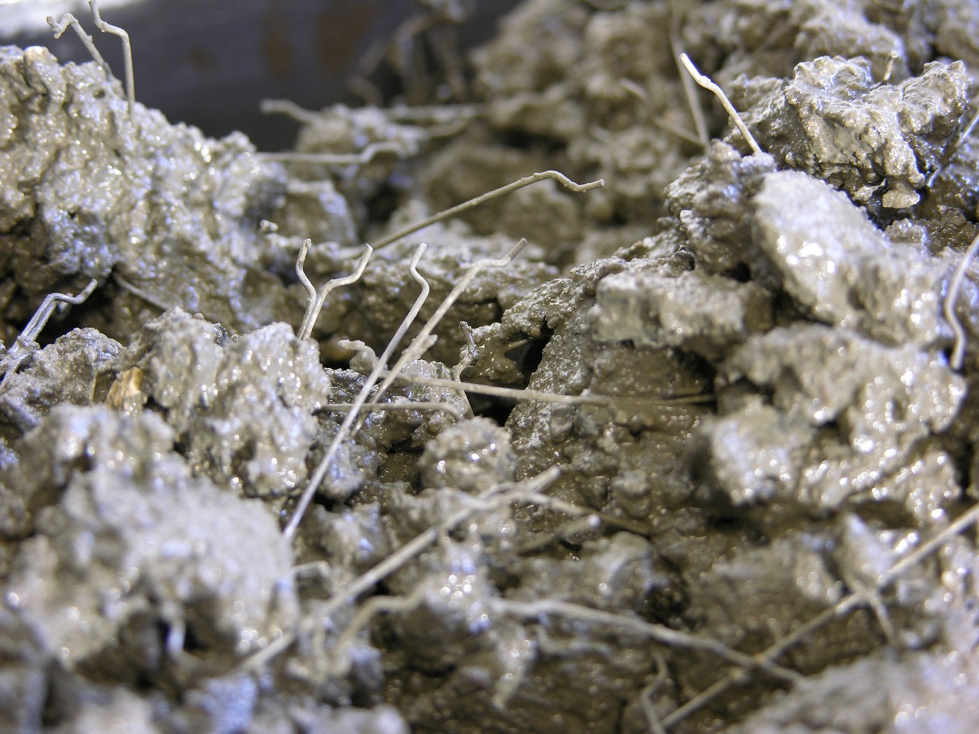 Бетон аралашмасынын ичиндеги болот фибра, жакын көрүнүш